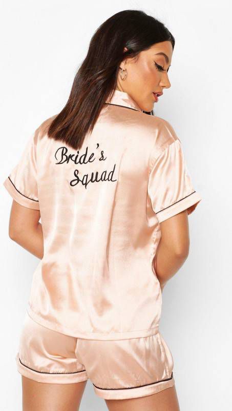 boohoo Satijnen Geborduurde Bride Squad Pyjama Set Met Shorts, Ros&#xE9, goud