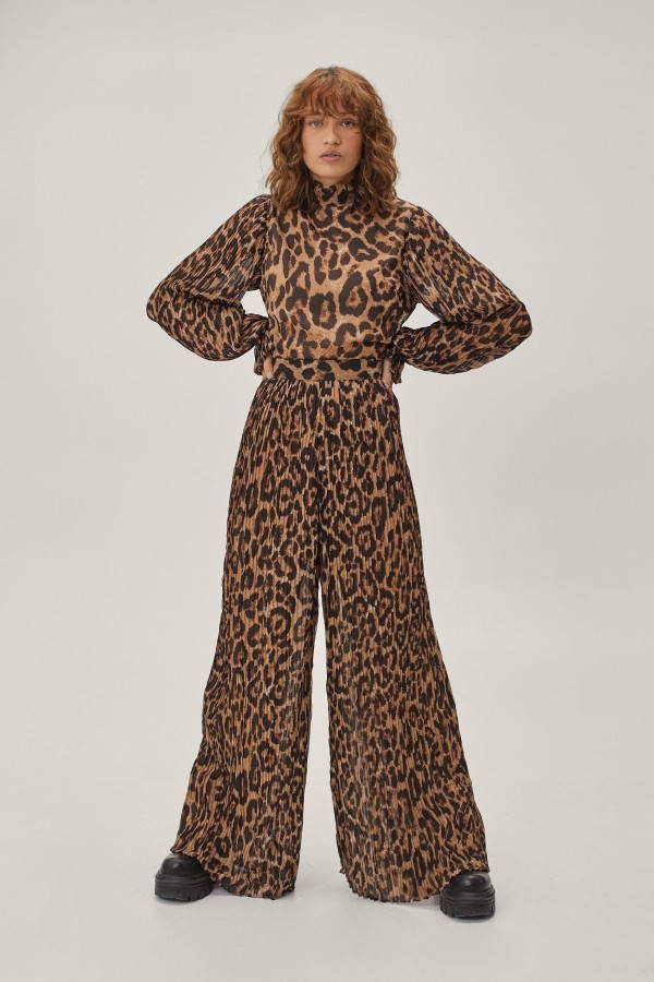 boohoo Geplooide Luipaardprint Wide Leg Jumpsuit Met Hoge Hals, Beige