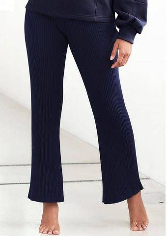 Bench. Loungebroek met iets uitlopende pijpen