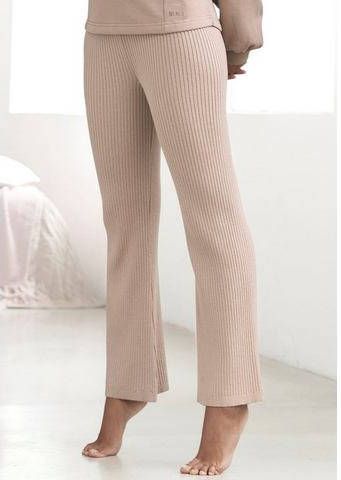 Bench. Loungebroek met iets uitlopende pijpen